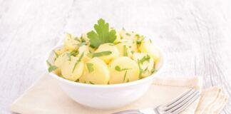 Πατατοσαλάτα με κρεμμύδι